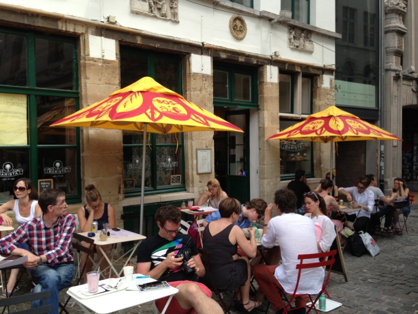 Een levendig terras bij Barista met BOS Ice Tea-parasols