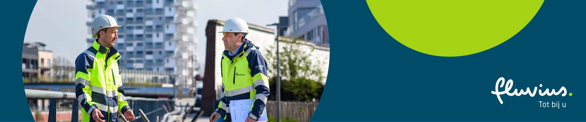 Twee Fluvius-medewerkers overleggen op locatie