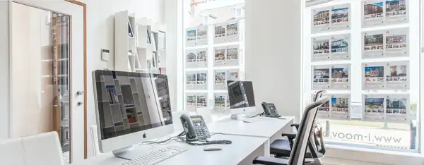 I-Moov kantoor met vastgoedaanbod zichtbaar aan het raam